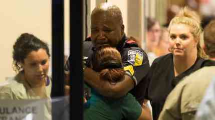 HT_DMN_Dallas_Police_Hugs_Woman_ml_160708_16x9_992